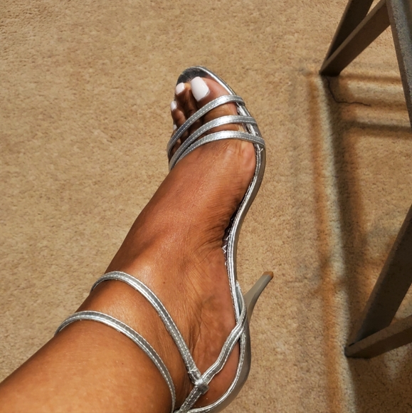 SILVER HEEL SANDAL                                   Like NEW..Barely Worn! - Picture 4 of 4
